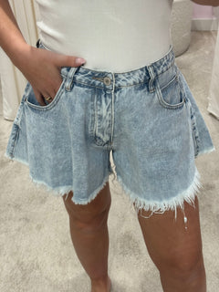DISTRESSED SHORT DENIM