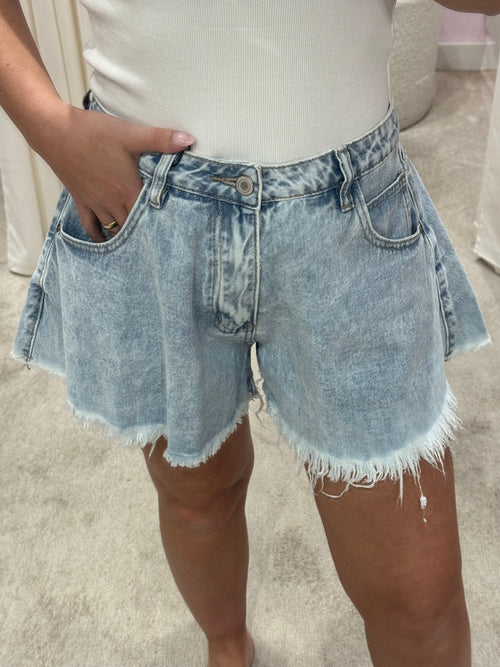 DISTRESSED SHORT DENIM