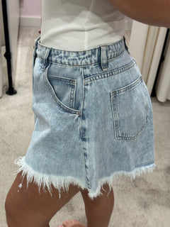 DISTRESSED SHORT DENIM