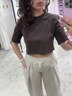 BASIC CROPPED TEE BROWN